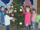 Zdobení školního vánočního stromečku